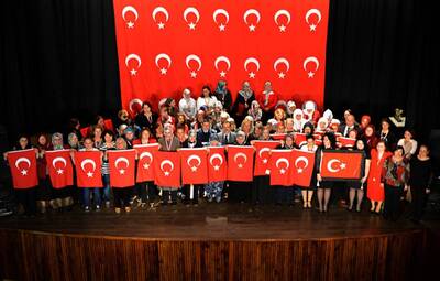 KADINLAR EN GÜZEL BAYRAĞI DİKMEK İÇİN YARIŞTI